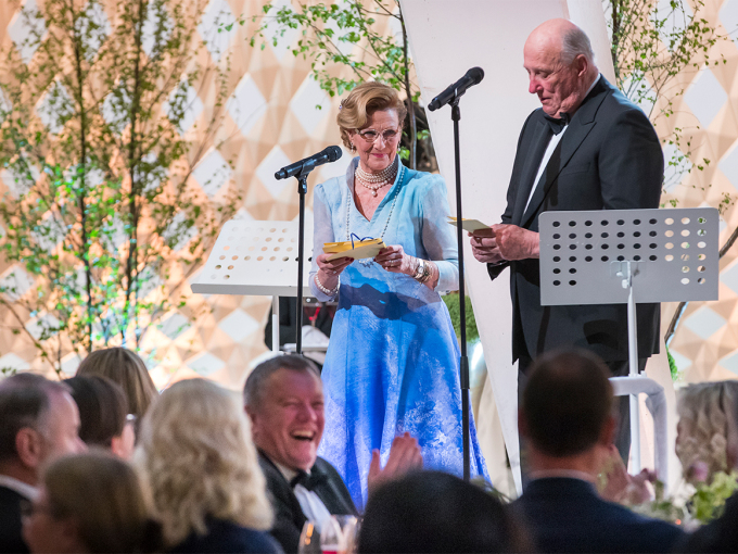 Dronning Sonja og Kong Harald holder tale sammen i Operaen. Foto: Heiko Junge / NTB scanpix